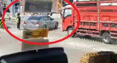 Otoyolda gişe değiştiren araç trafiği birbirine kattı
