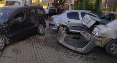 Park halindeki 3 otomobile çarptı: 2 yaralı