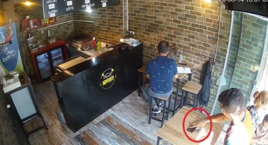 Saniyeler içinde cep telefonunu böyle çaldı...