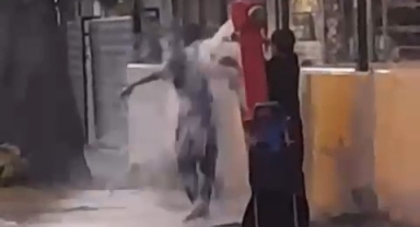 Serinlemek için yangın vanasını açıp duş aldılar