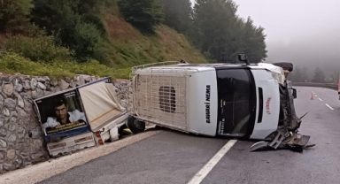 Tarım işçilerini taşıyan minibüs devrildi:10 yaralı