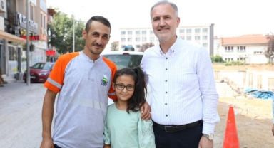 Temizlik personeline sürpriz doğum günü kutlaması