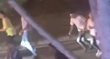 Trafiği kesip halaya durdular, sireni duyunca kaçtılar