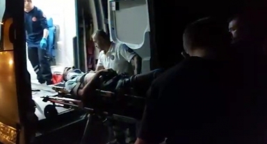 Yakıtı biten motosikleti iterken tır çarptı