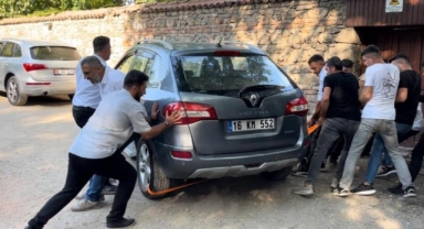 Yolu kapatan aracı vatandaşlar el birliğiyle çekti