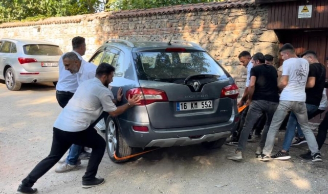 Yolu kapatan aracı vatandaşlar el birliğiyle çekti