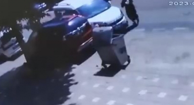 Yolun karşısına geçerken hafif ticari araç çarptı