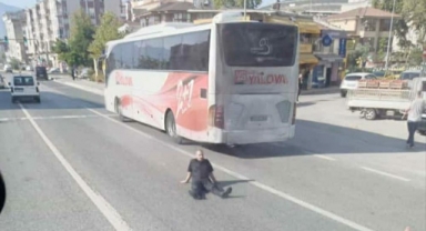 Yüzlerce aracın geçtiği yola boylu boyunca uzandı