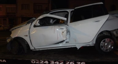 2 araç kafa kafaya çarpıştı: 1’i ağır 2 yaralı