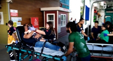 2 otomobil kafa kafaya çarpıştı: 1'i bebek 6 yaralı
