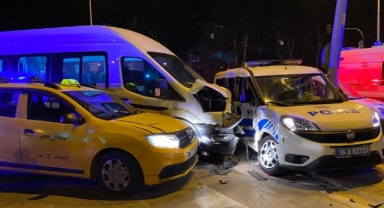 3 araç çarpıştı, 3'ü polis 6 kişi yaralandı