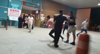 Acil önünde iki arkadaşın kavgası kamerada