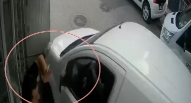 Aracın altında kalmaktan son anda kurtuldular