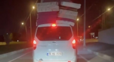 Aracının üzerine yatakları dizdi, trafikte tehlike saçtı