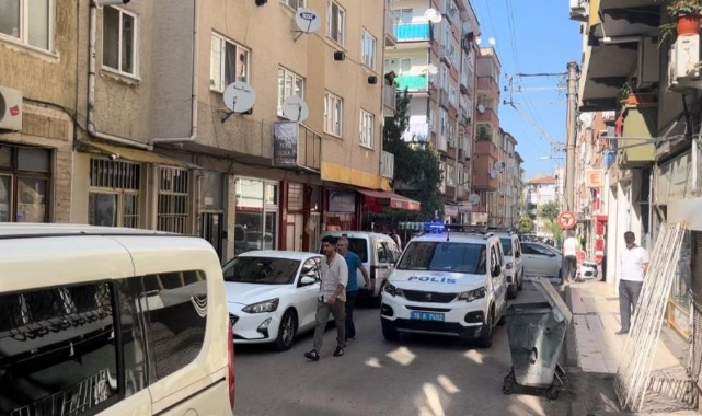 Aynı evde yaşadığı sevgilisini öldürüp intihar etti