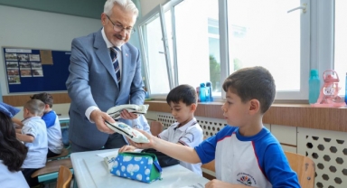Başkan Erdem’den miniklere ilk gün sürprizi