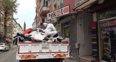 Bursa’da çöp evden 3 kamyon dolusu çöp çıktı