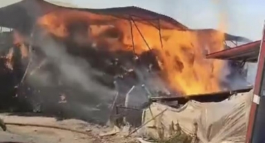 Çiftlikte bulunan yem deposu alev alev yandı