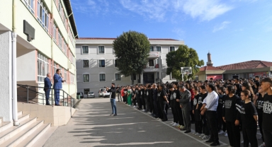 Dündar, Bursa Erkek Lisesi’nde öğrencilerle buluştu