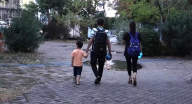 Evden atıldılar hastane bahçesine yerleştiler