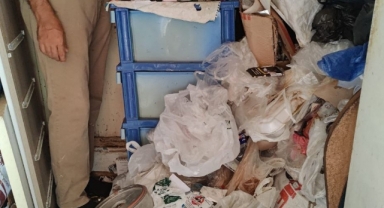 Evden kamyon dolusu çöp çıktı