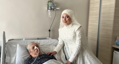 Hastanedeki babaannesini gelinliğiyle ziyaret etti