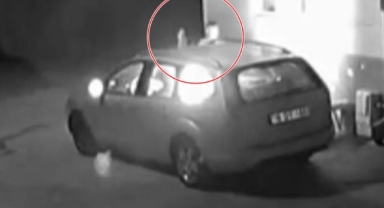Husumetlisinin aracını önce taşladı sonra yaktı
