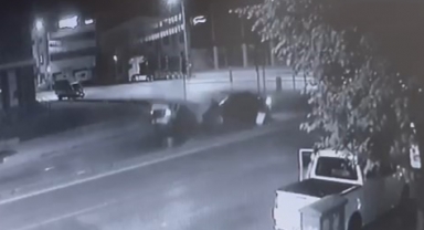 İki aracın kafa kafaya çarpıştığı anlar kamerada
