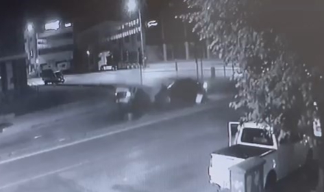 İki aracın kafa kafaya çarpıştığı anlar kamerada