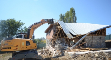 Kaçak villa inşaatı yerle bir edildi