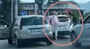 Kadınların tekme tokat kavgası kamerada