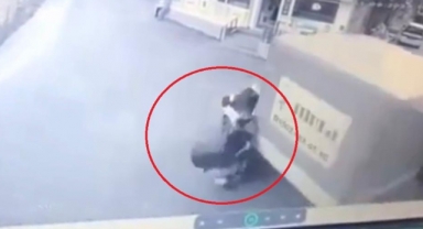Kamyonete çarpan motosikletli ve arkadaşı böyle savruldu