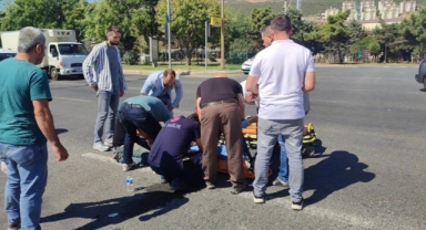 Kırmızıda geçen otomobil motosikletli kadına çarptı