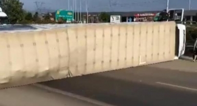 Kontrolden çıkan tır yan yattı trafik durdu