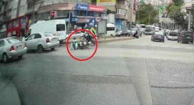 Motosiklet sürücüsü araca çarpıp böyle savruldu