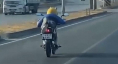 Motosikleti yatarak kullandı, yürekli ağza getirdi