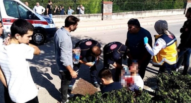 Motosikletle kaldırıma çarpan ağabey-kardeş yaralandı