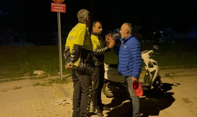 Motosikletten düşen alkollü sürücü ekipleri uğraştırdı