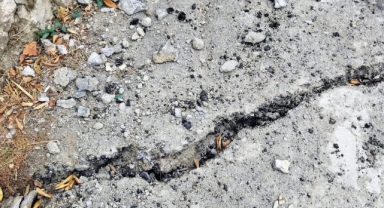 Mudanya'da inşaat çalışmasında yol yarıldı