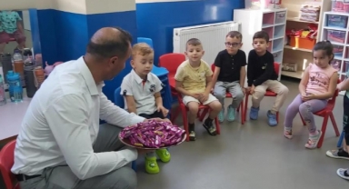 Okul müdürü öğrencilere çikolata dağıttı