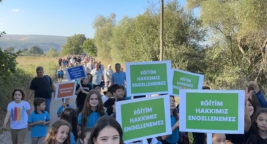 Okula gitmek için 1 saat yürüyorlar