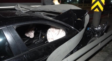 Orta refüje çarptı, otomobili bırakıp kaçtı