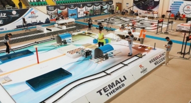 Ortaokul ve lise öğrencileri robotlarıyla büyüledi