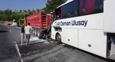 Otobüs tıra arkadan çarptı: 2 ölü