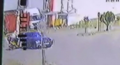 Otomobil ile motosikletin kazası kamerada: 1 yaralı
