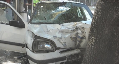 Otomobil otobüs durağına daldı: 1'i ağır 3 yaralı