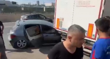 Otomobil tıra çarptı, sürücü ağır yaralandı