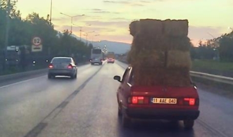 Otomobili kamyon sandı!