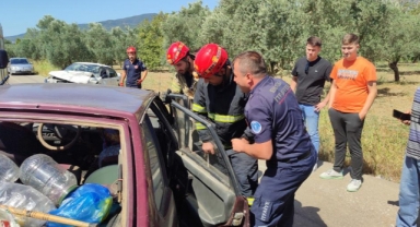 Otomobiller kafa kafaya çarpıştı: 6 yaralı
