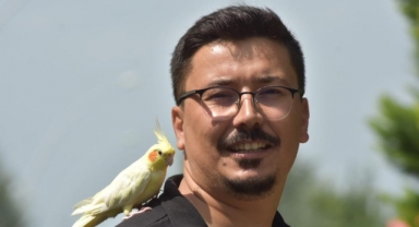 Şakir isimli papağan motosikletle şehir turu atıyor